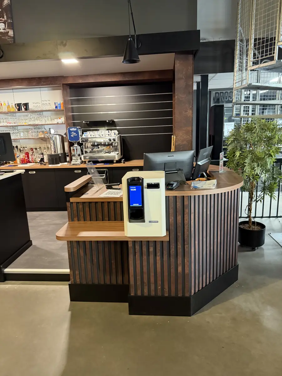 Vue d'ensemble d'un comptoir de bar équipé d'un monnayeur automatique