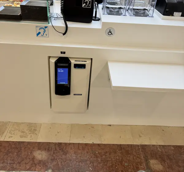 Monnayeur encastré dans la façade d'un comptoir de vente à emporter