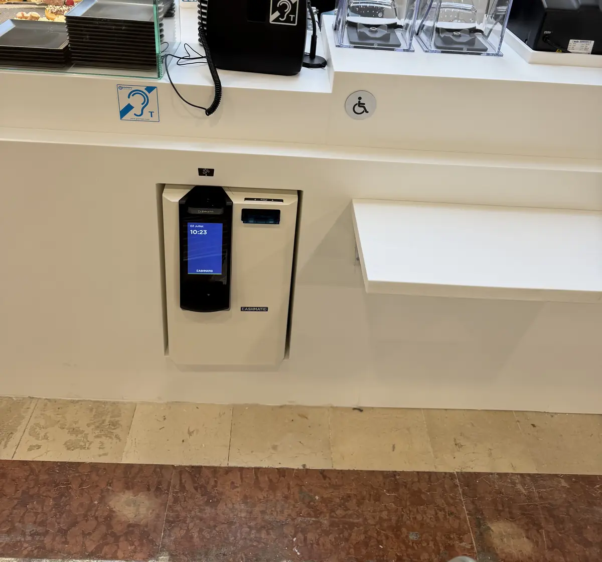 Monnayeur encastré dans la façade d'un comptoir de vente à emporter