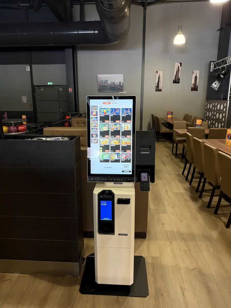 Borne de commande VisualPay sur pied, associée à un monnayeur pour le paiement en espèces